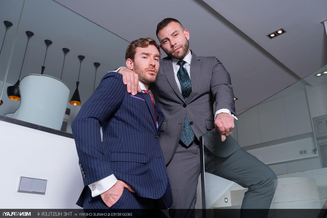 20P Los gays cachondos charlie cherry y diego reyes se montan la polla mutuamente