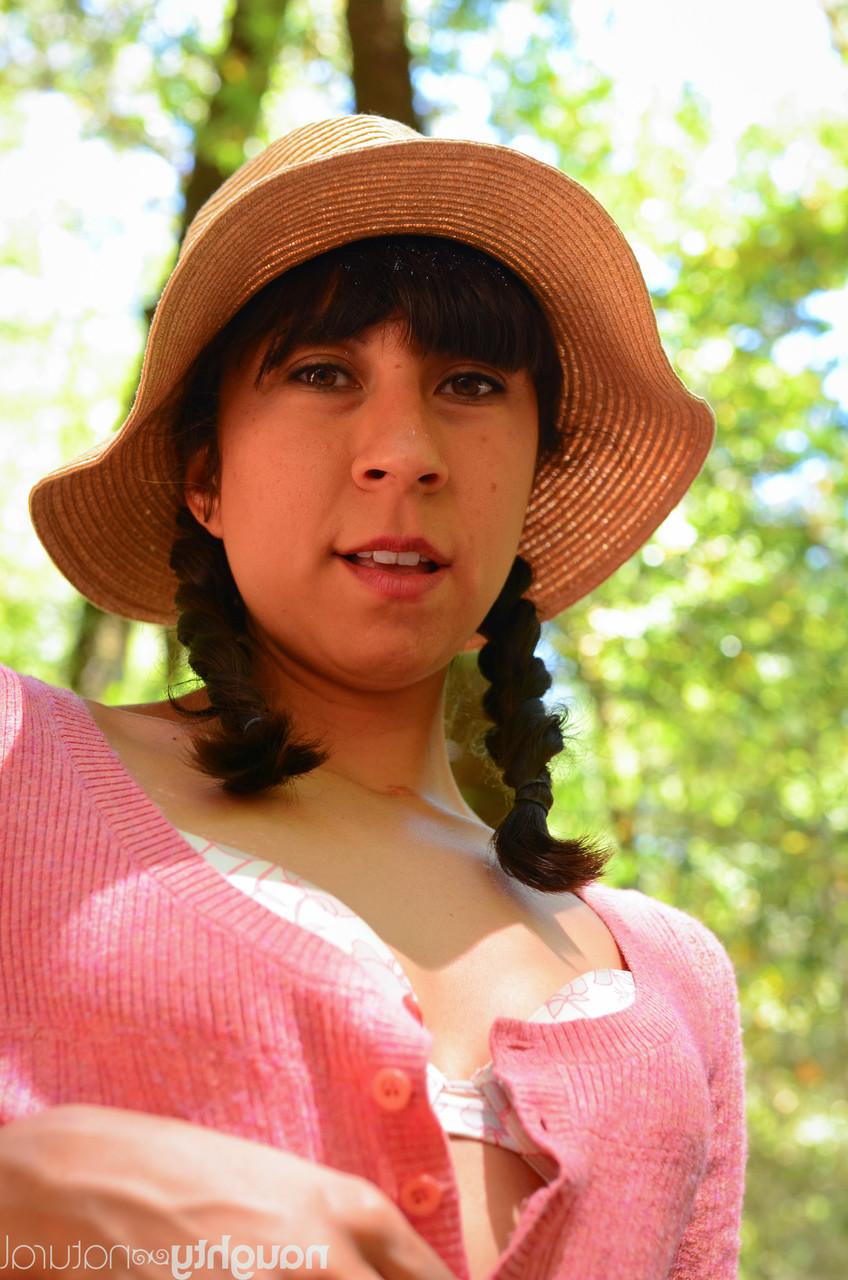 20P A latina Vivi Marie tira a roupa e mostra sua boceta peluda enquanto acampa na floresta