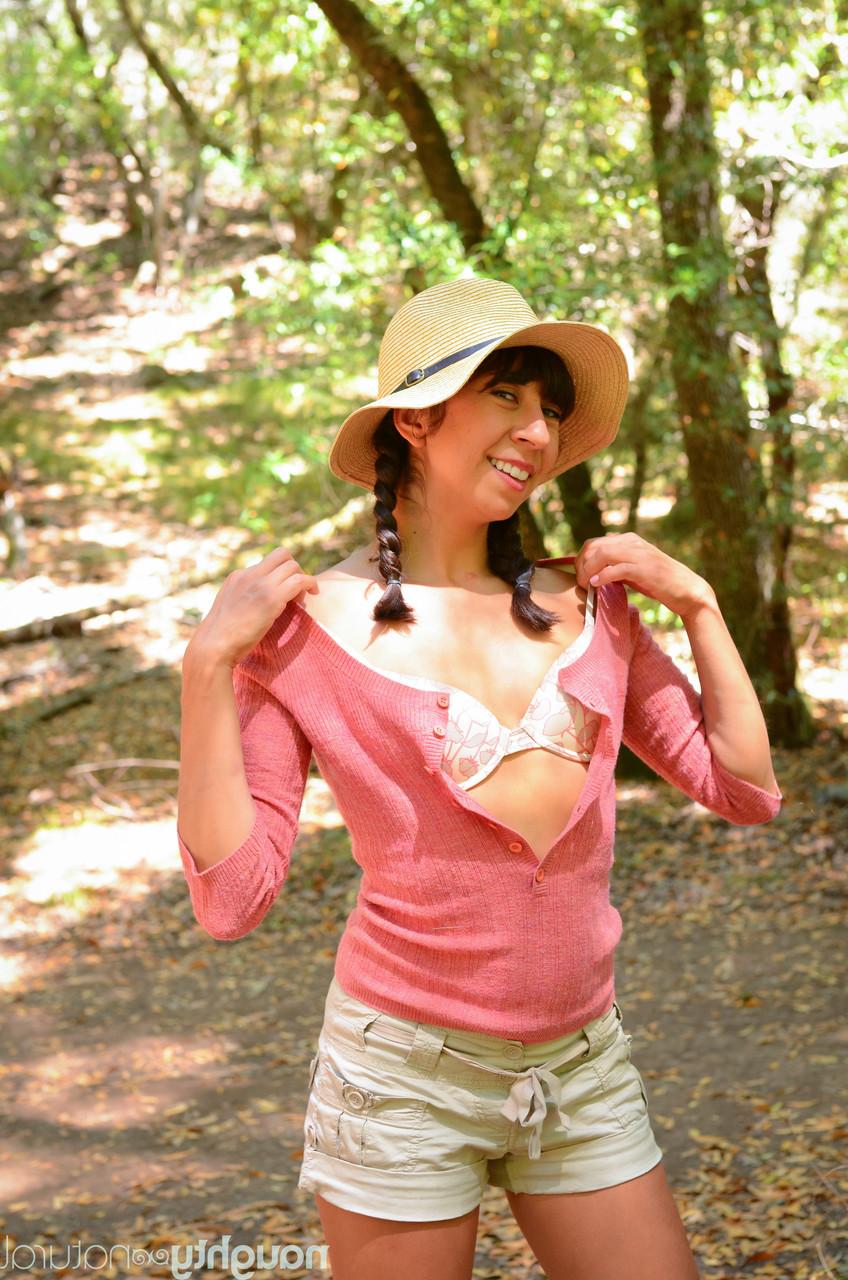 20P A latina Vivi Marie tira a roupa e mostra sua boceta peluda enquanto acampa na floresta