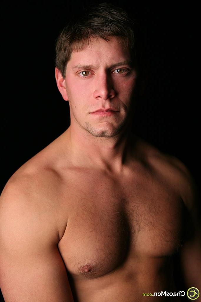 20P Muscular gay model Curt strips, shows his strong body & masturbates