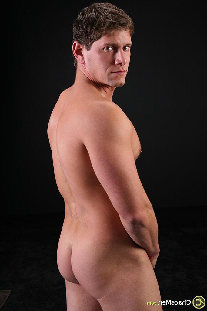 20P Muscular gay model Curt strips, shows his strong body & masturbates
