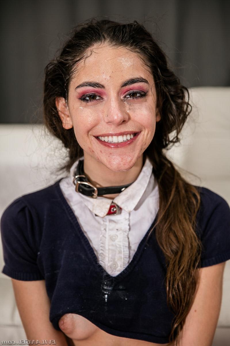 19P Die zierliche Arielle Faye legt ihren großen Mund um ihren großen Schwanz und bekommt eine tolle, große Gesichtsbehandlung