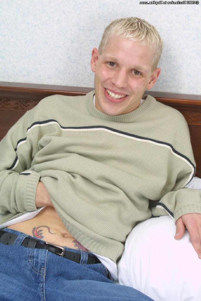 20P O loiro gay Deven lentamente tira a roupa e acaricia seu pau em um solo