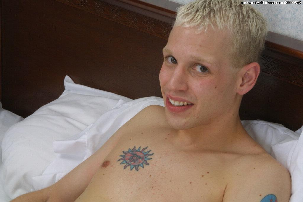 20P O loiro gay Deven lentamente tira a roupa e acaricia seu pau em um solo