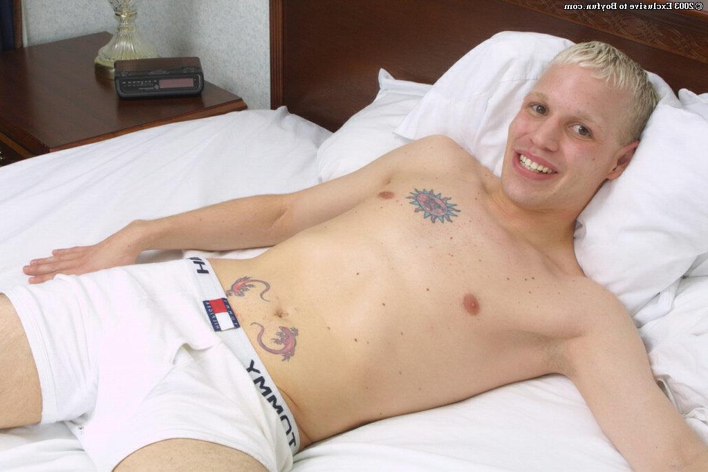 20P O loiro gay Deven lentamente tira a roupa e acaricia seu pau em um solo