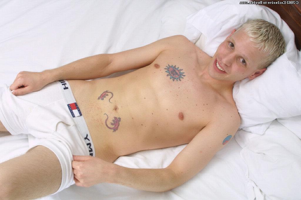 20P O loiro gay Deven lentamente tira a roupa e acaricia seu pau em um solo