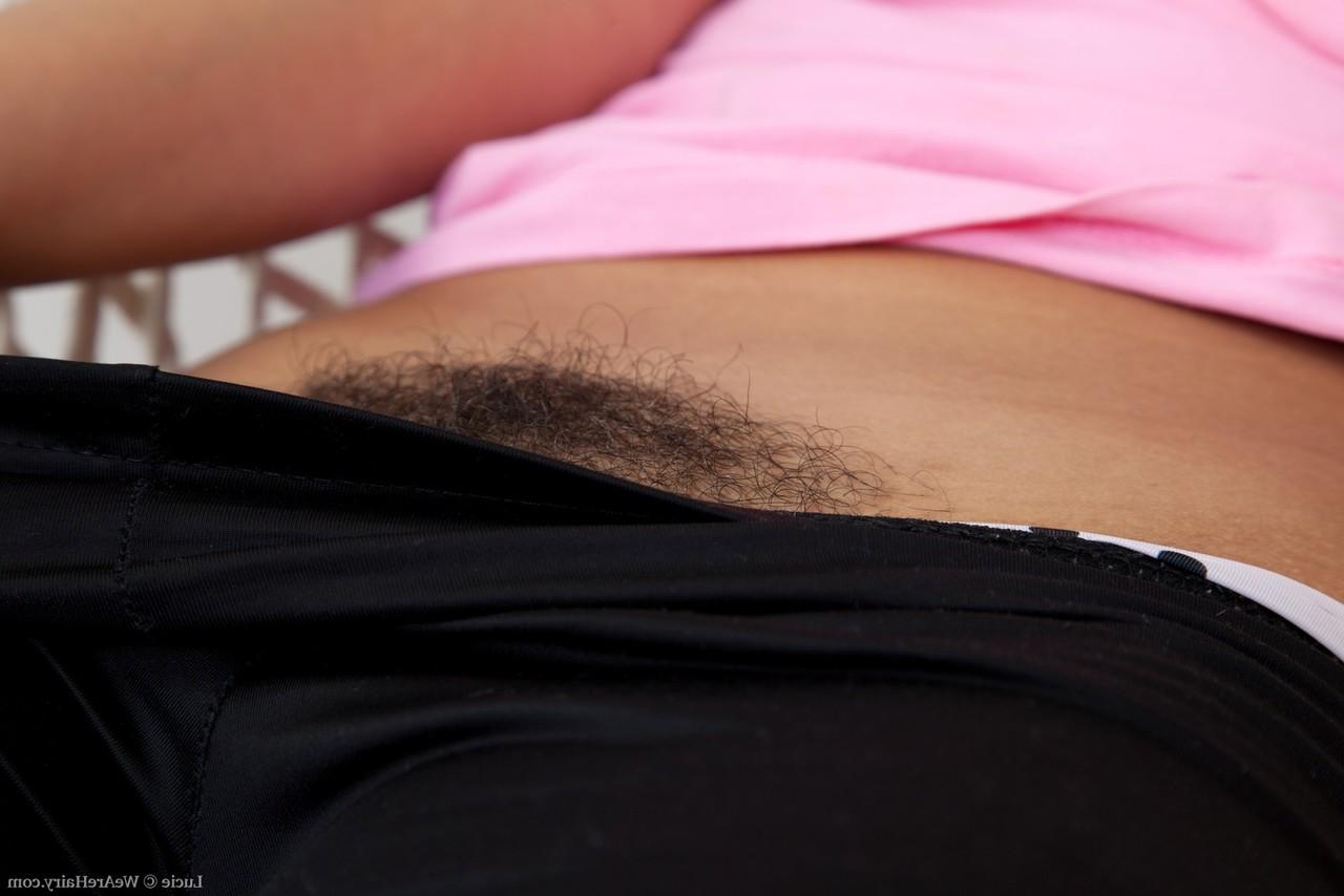 16P A morena excitada Lucie tira a calcinha sexy para mostrar seu regalo peludo de perto