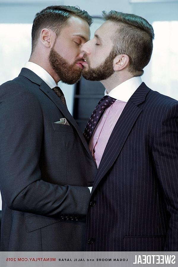 18P Los colegas gays Logan Moore y Jalil Jafar tienen un rapidito anal estilo perrito