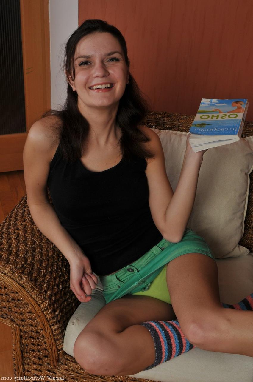 11P Morena com meias sensuais espalhando sua buceta peluda faminta e posando