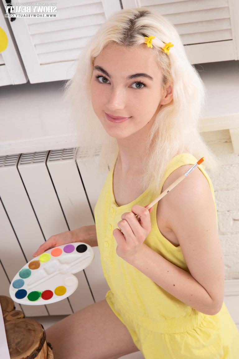 20P La douce jeune blonde Mermaid se met totalement nue de manière invitante.