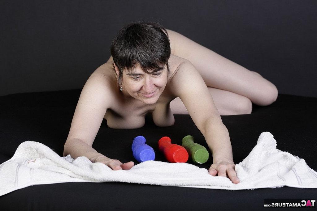 20P Milf caliente amateur mayor se monta a horcajadas sobre juguetes sexuales mientras está completamente desnuda