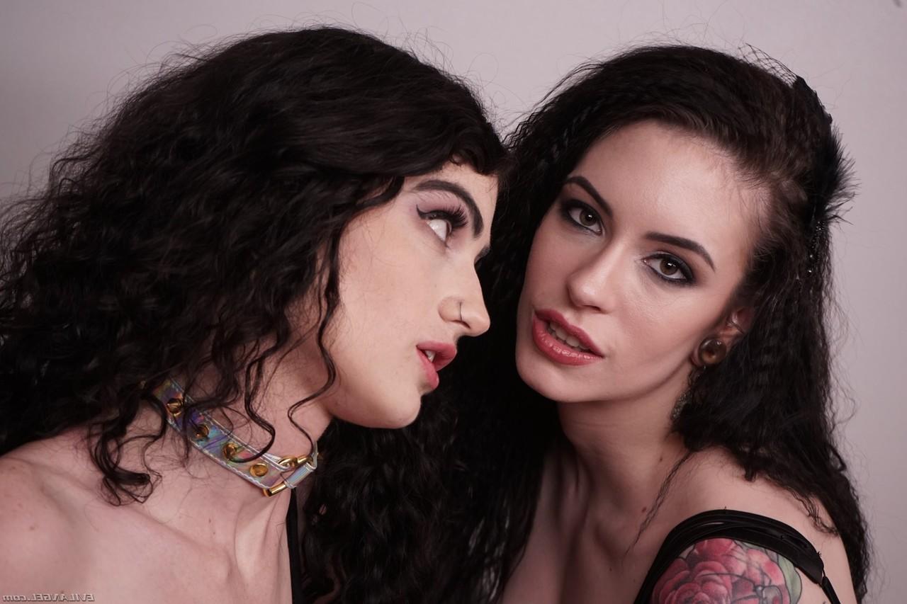 20P Die unersättlichen Lesben Anna De Ville und Lydia Black spielen einander mit den Arschlöchern