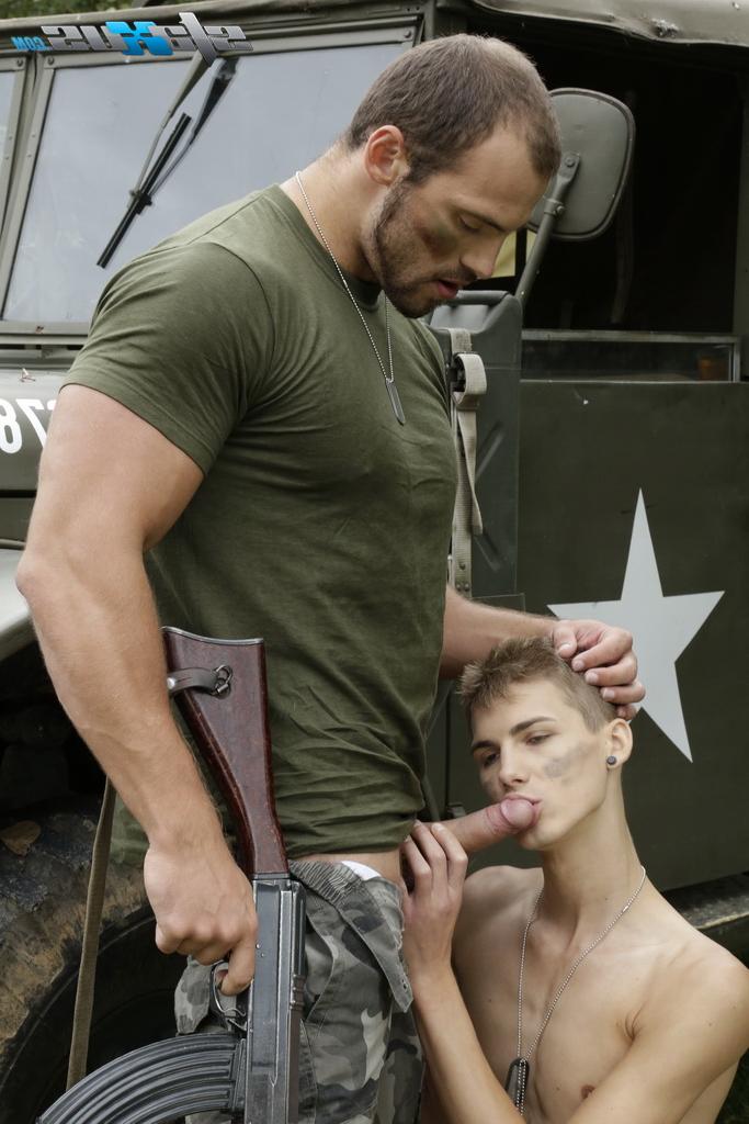20P Los gays militares Brad Fitt y Zack Hood tienen sexo anal salvaje al aire libre