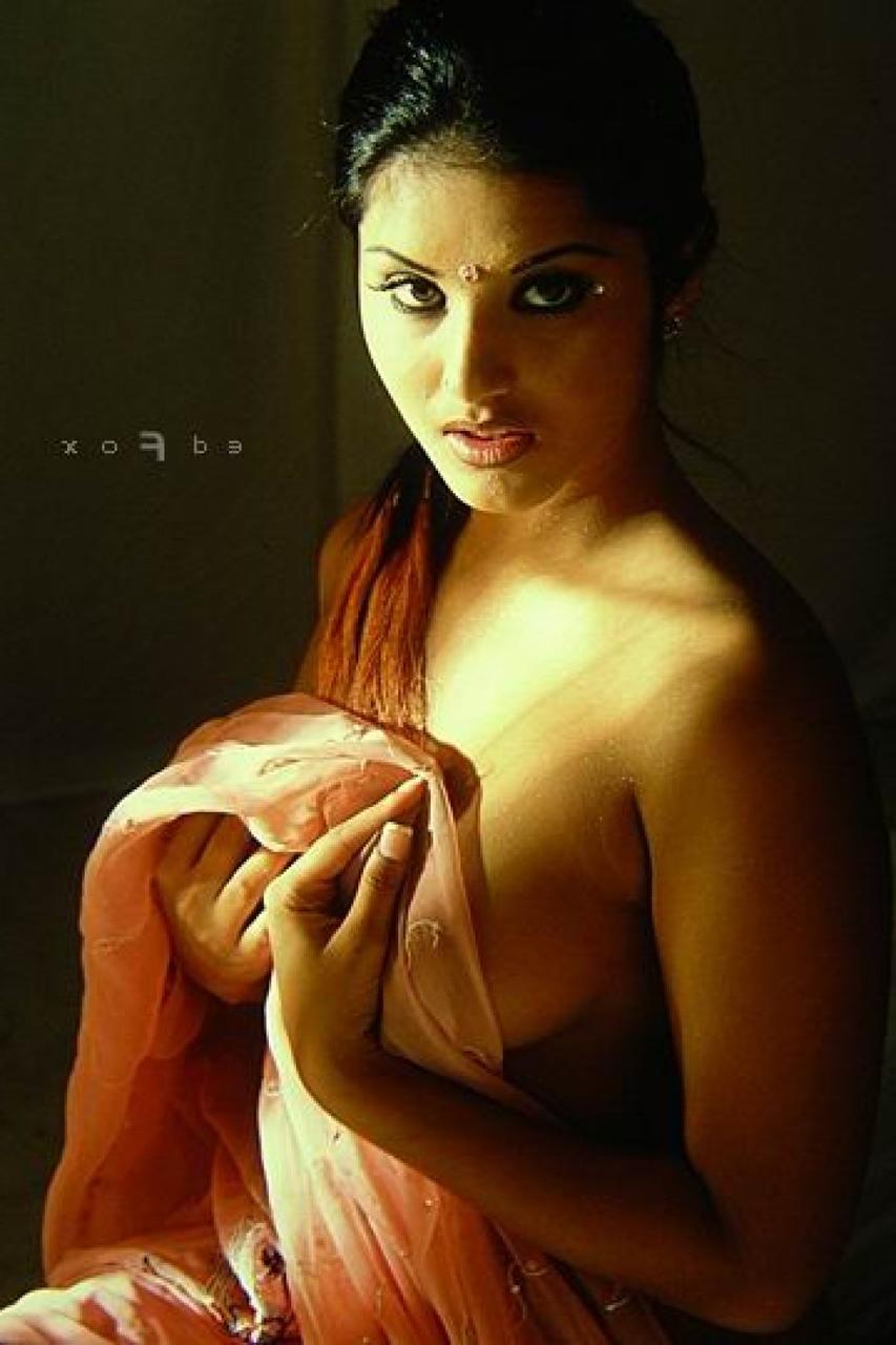 15P La india sunny leone muestra su culo redondo y sus fantásticas tetas