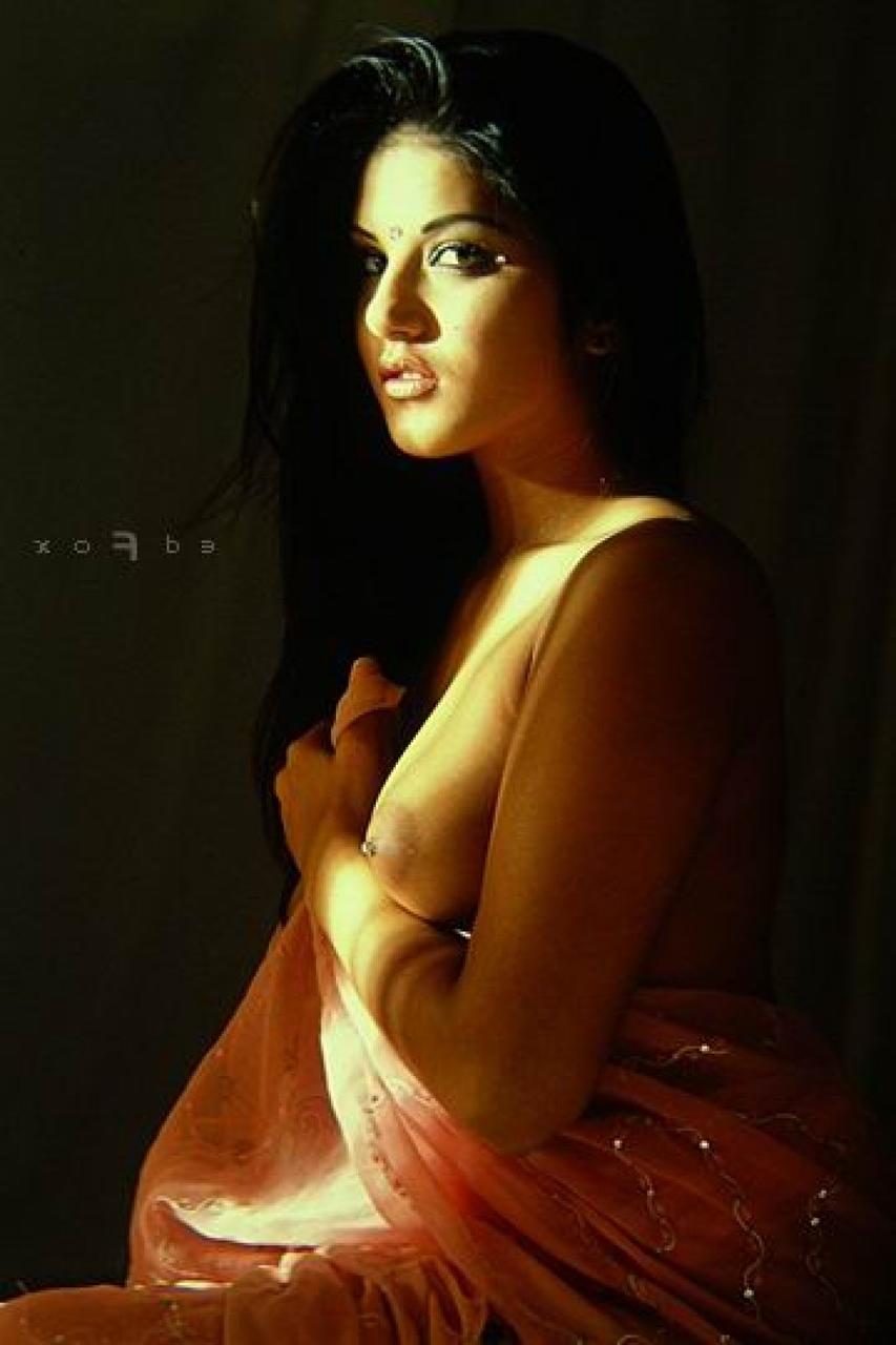 15P La india sunny leone muestra su culo redondo y sus fantásticas tetas