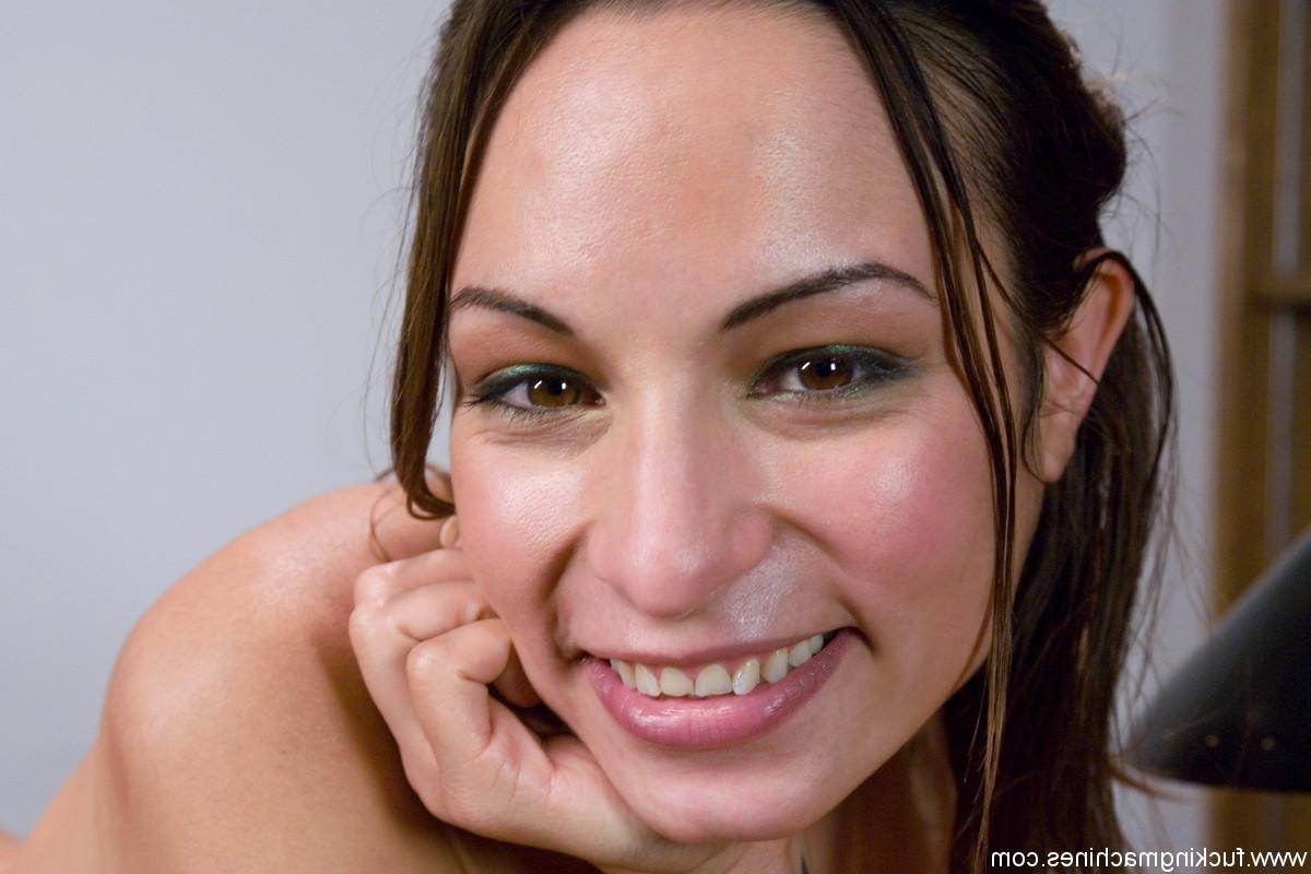 20P Das zierliche Luder Amber Rayne wird von Maschinendildos in ihre Löcher penetriert