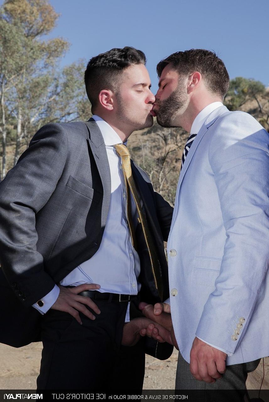 20P Latinos gays Héctor de Silva y Robbie Rojo se besan y follan al aire libre
