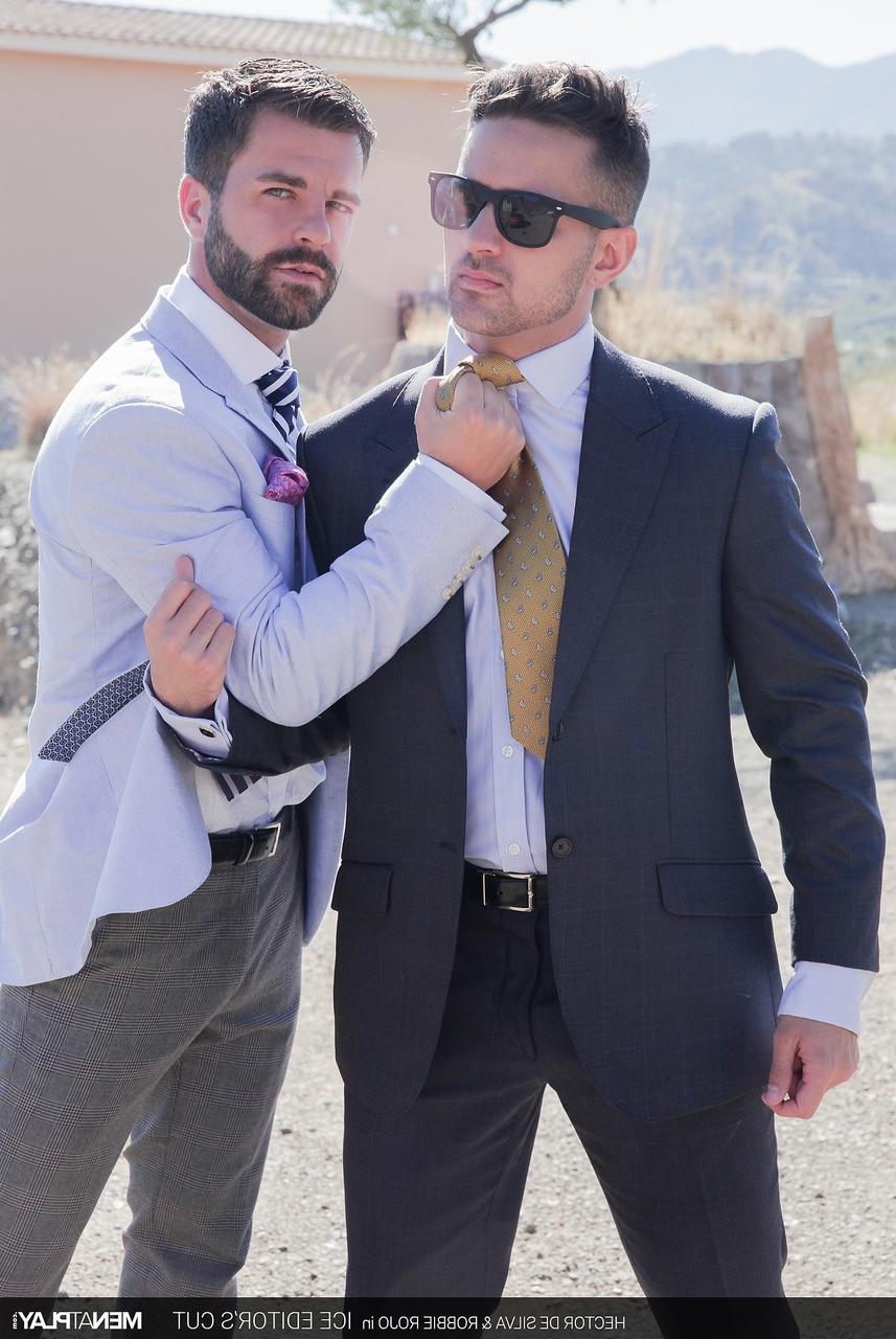 20P Latinos gays Héctor de Silva y Robbie Rojo se besan y follan al aire libre