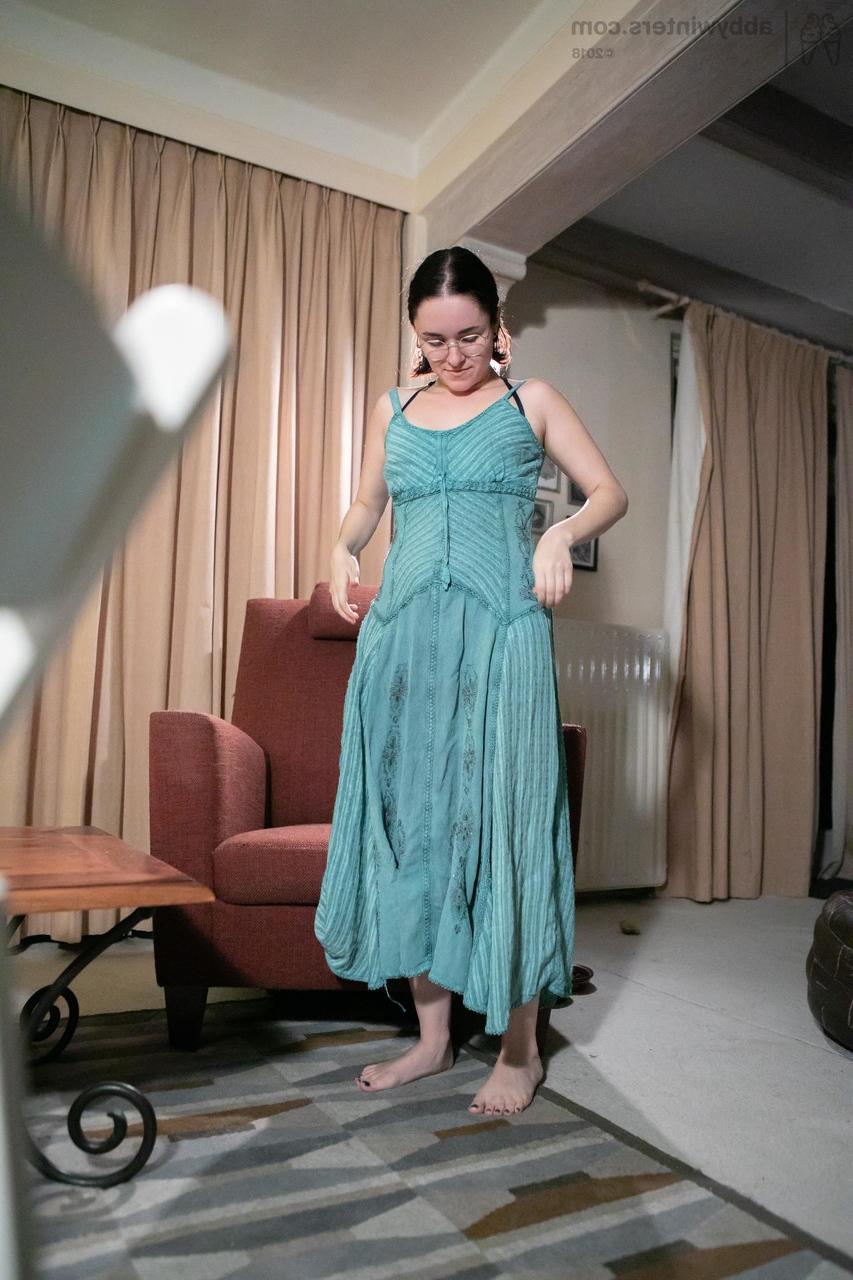 20P A Amadora de óculos Sienna G veste-se com cuecas cor-de-rosa e vestido longo