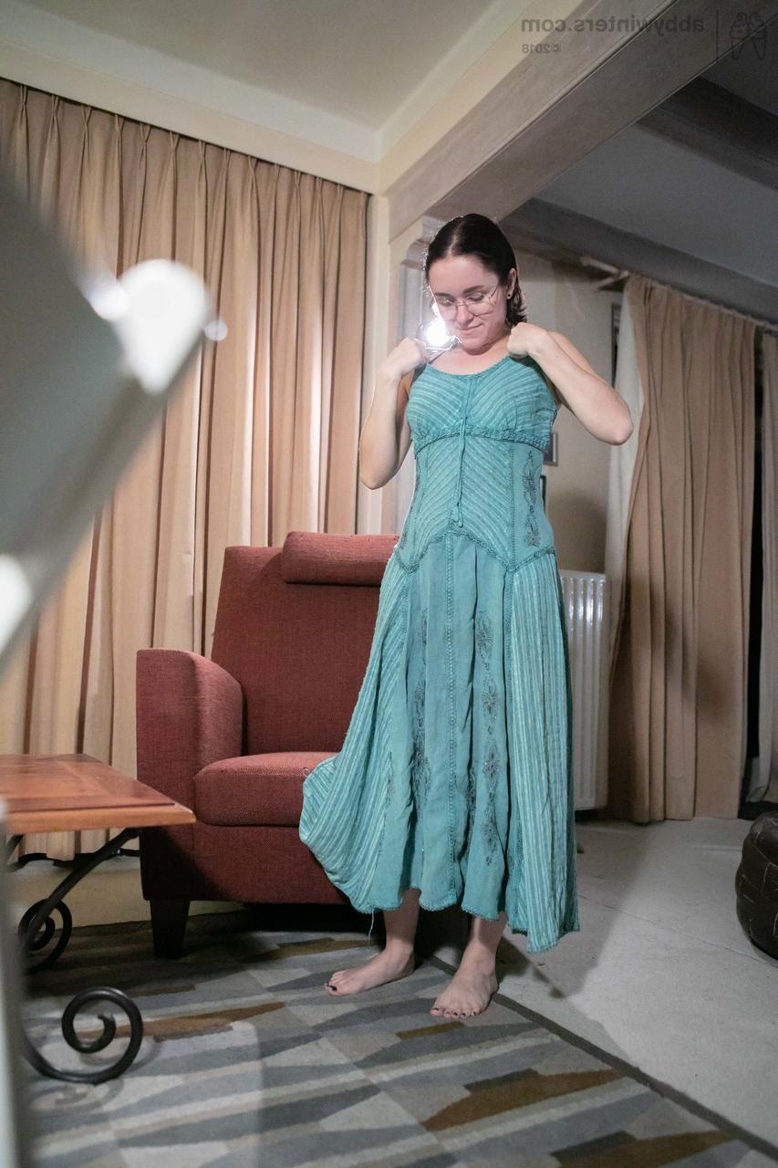 20P A Amadora de óculos Sienna G veste-se com cuecas cor-de-rosa e vestido longo