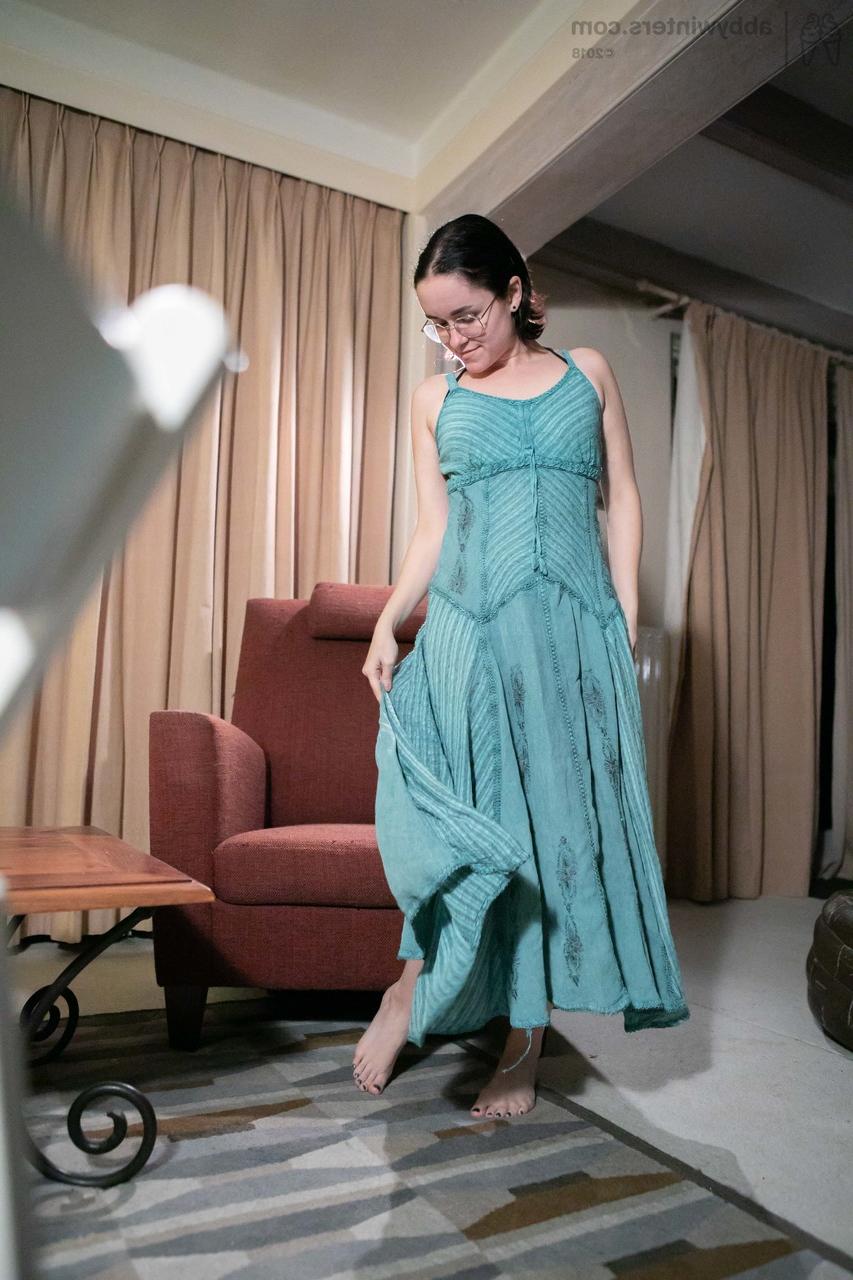 20P A Amadora de óculos Sienna G veste-se com cuecas cor-de-rosa e vestido longo
