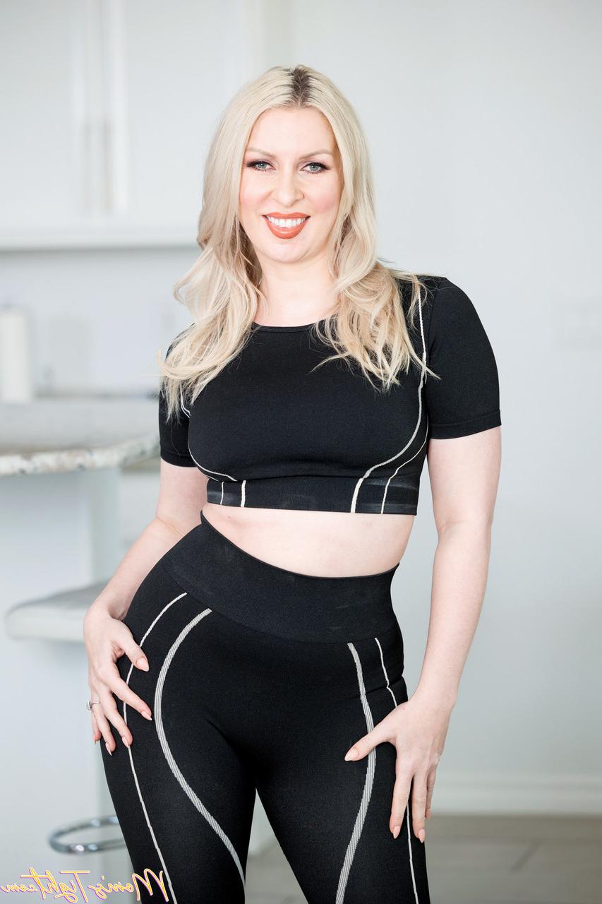 20P Die freche blonde Mutter Sydney Paige genießt Hardcore-Sex mit ihrem Stiefsohn
