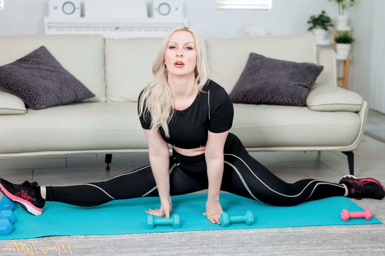 20P Die freche blonde Mutter Sydney Paige genießt Hardcore-Sex mit ihrem Stiefsohn