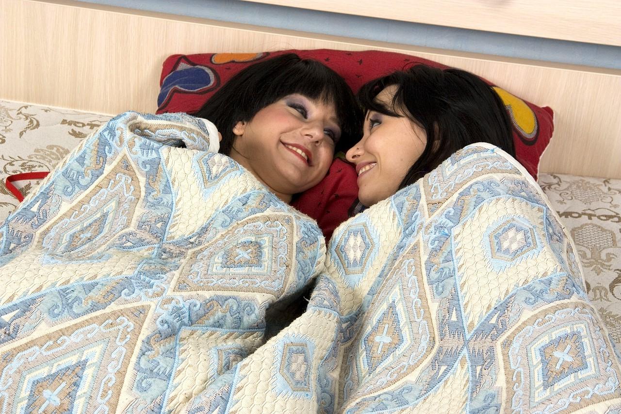 20P ふしだらなロシア人ブルネットのアリサ・ギャップとマリアが大人のおもちゃでセックスする