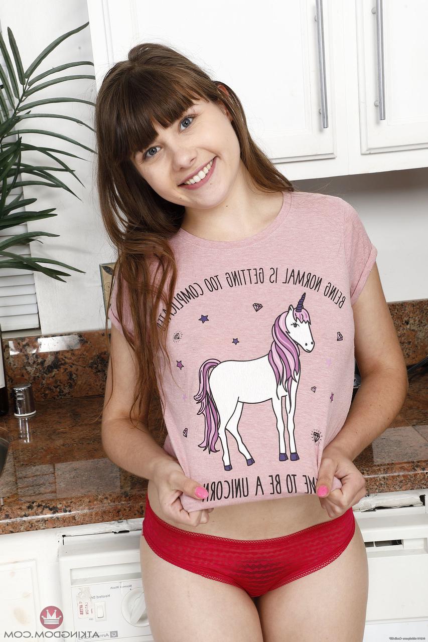 20P A linda adolescente francesa Luna Rival mostrando seus buracos peludos no balcão da cozinha