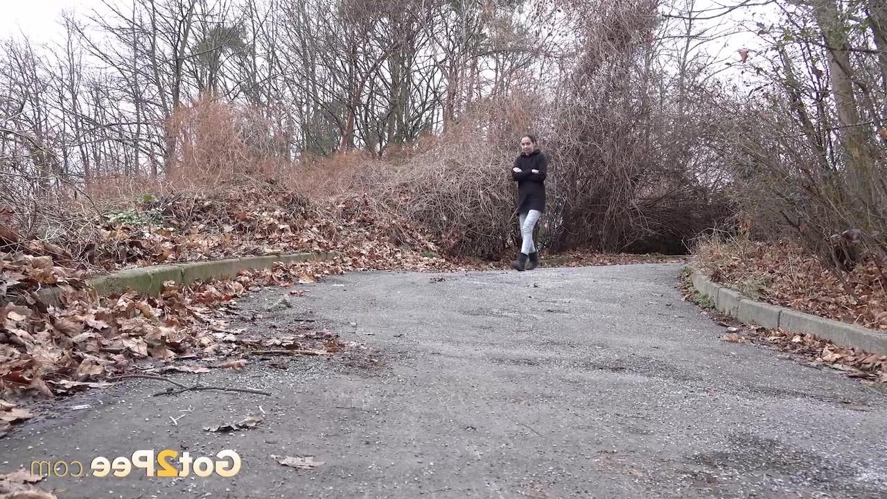 15P A garota legal Mistica abaixa as calças para fazer xixi em uma estrada menos percorrida