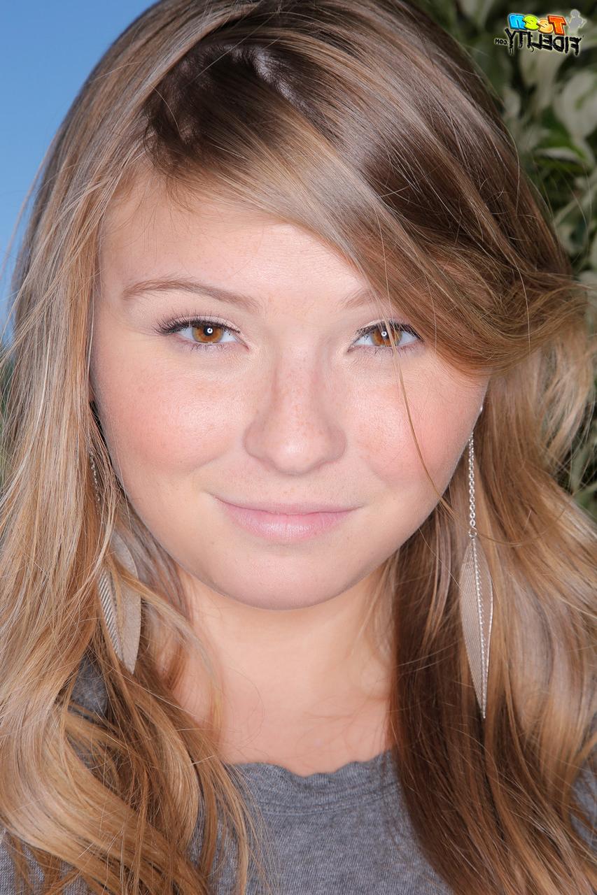 16P Blasenblasende Teenie Melissa May tauscht Kaugummi mit großem Schwanz in POV BJ
