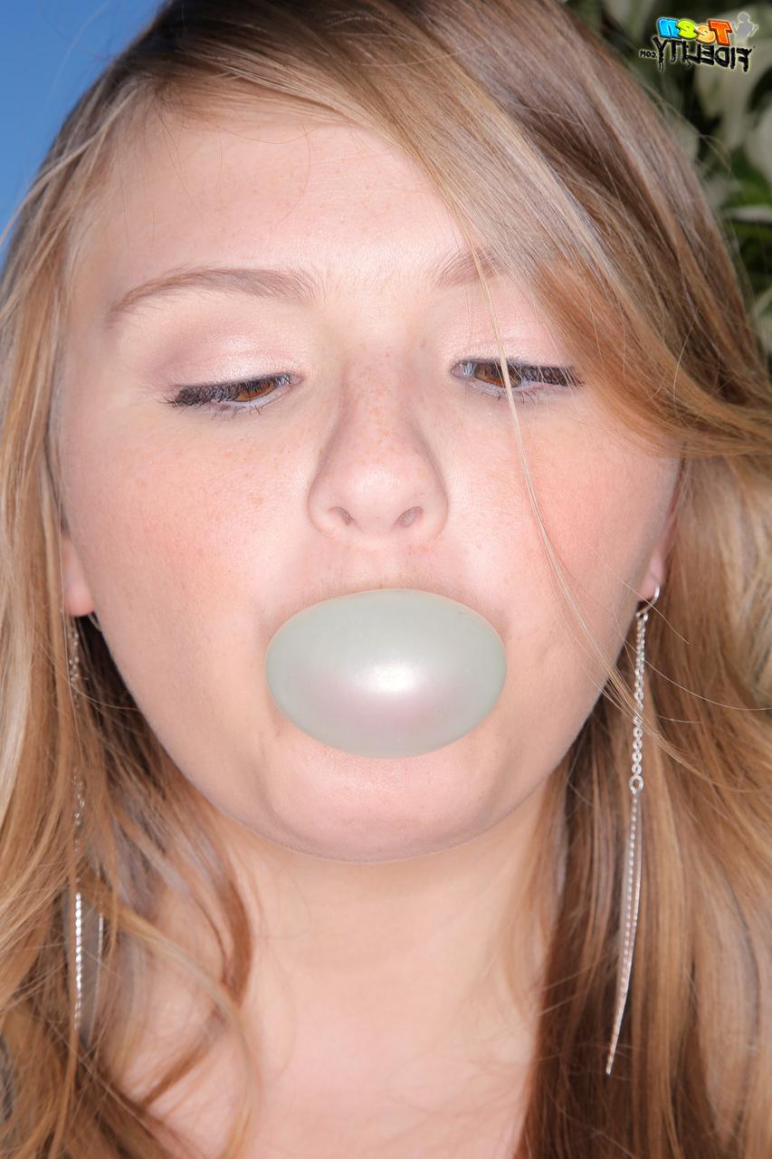 16P Blasenblasende Teenie Melissa May tauscht Kaugummi mit großem Schwanz in POV BJ