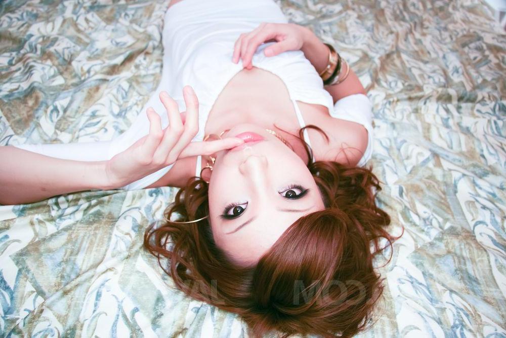 15P A garota japonesa Aya Sakuraba faz sexo com seu amigo em uma cama de salto alto