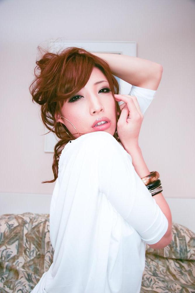 15P A garota japonesa Aya Sakuraba faz sexo com seu amigo em uma cama de salto alto