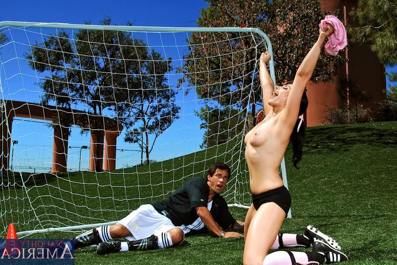 14P La brune en forme Franchezca Valentina a des relations sexuelles sur l'herbe après avoir joué au football