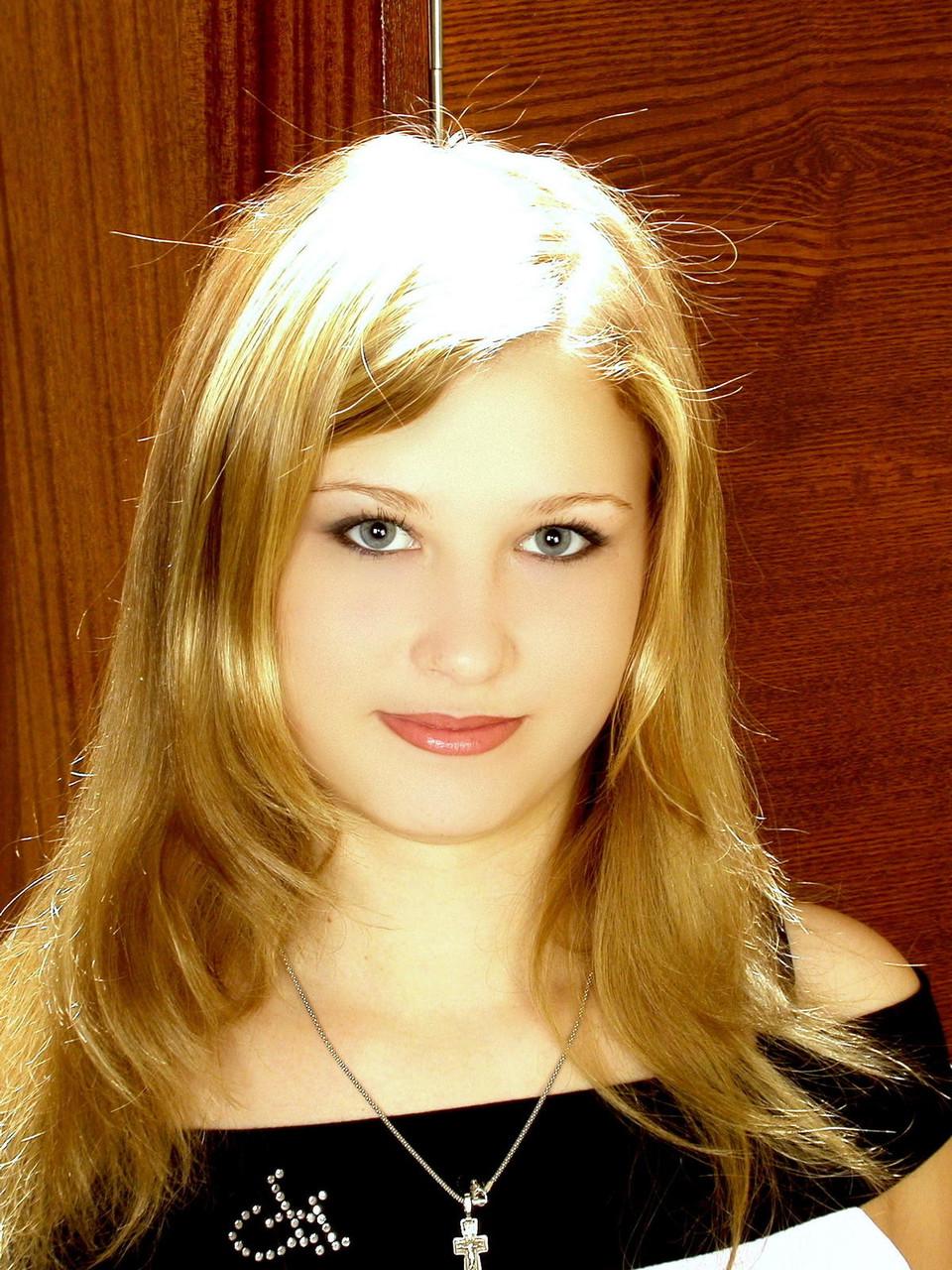 20P La jeune beauté Katia écarte sa chatte sur la piste d'atterrissage après s'être déshabillée.
