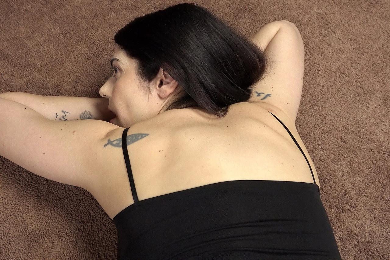 20P Brunette MILF Anna Cummings spreads her legs and toys herself before POV sex