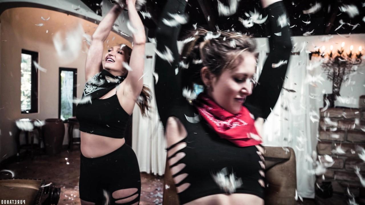 15P As irmãs adotivas Paige Owens e Skylar Snow fazem sexo lésbico na sala de estar