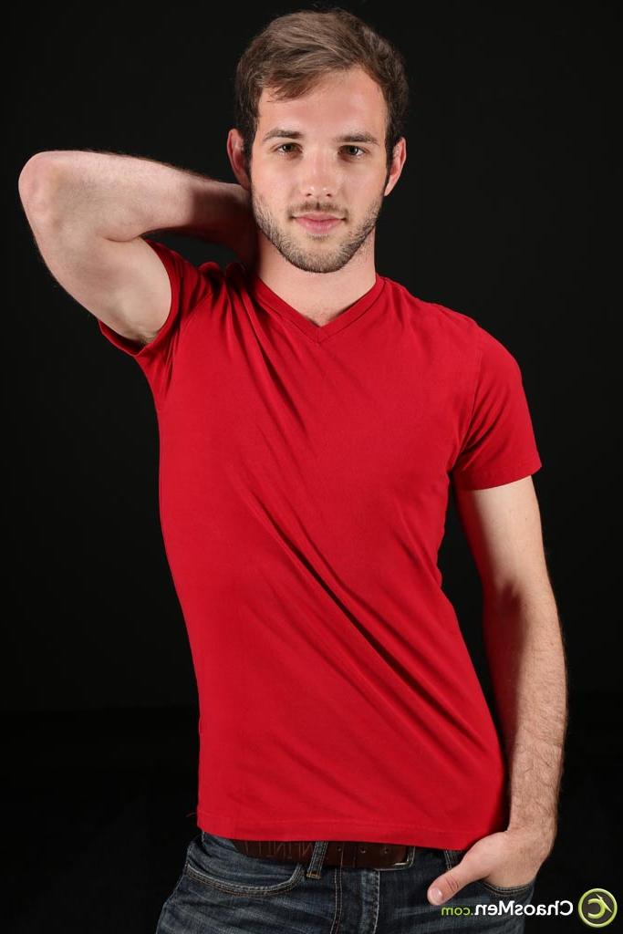 20P Toby, bombasse gay amateur, dévoile son corps maigre et poilu et sa bite raide.