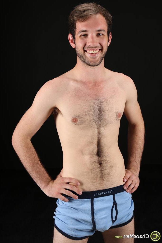 20P Toby, bombasse gay amateur, dévoile son corps maigre et poilu et sa bite raide.