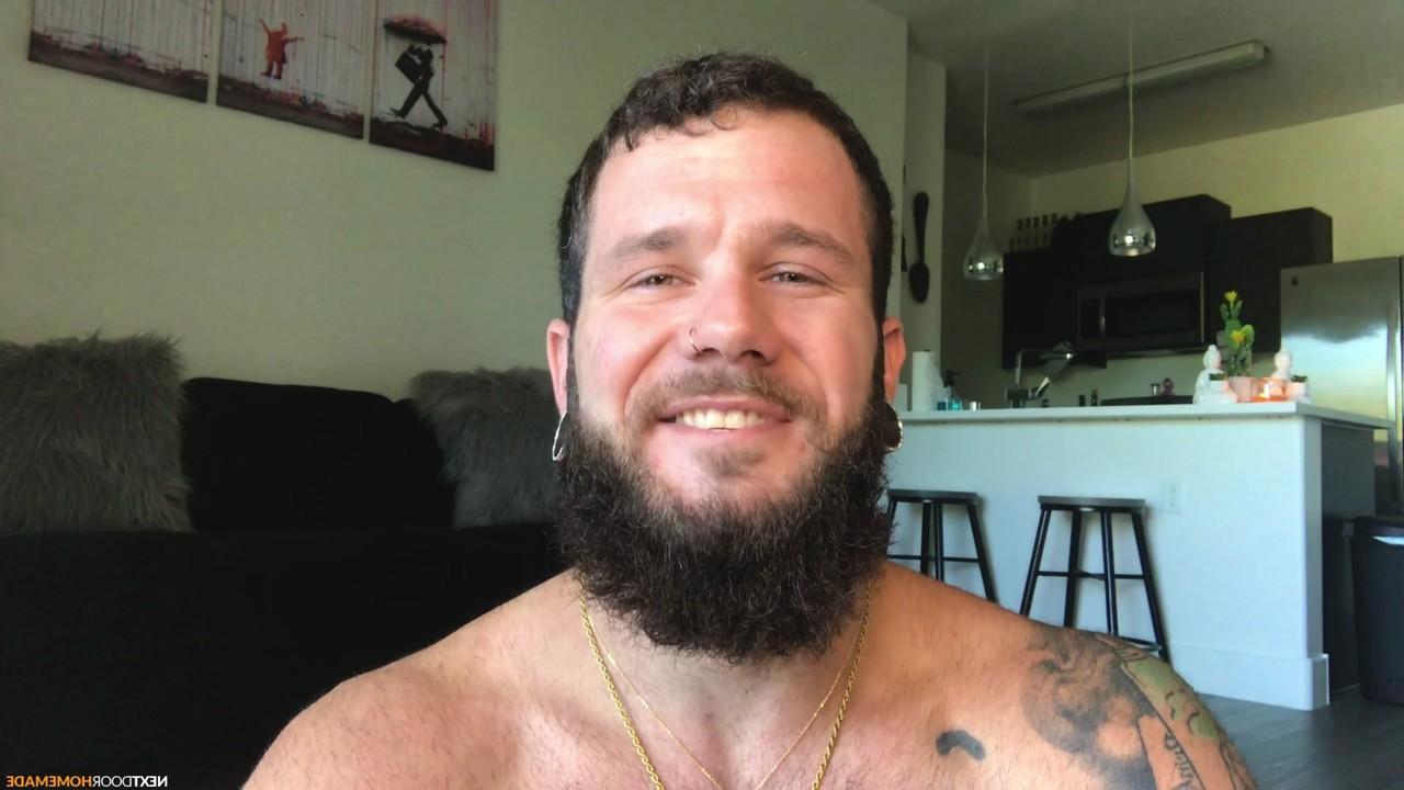 15P Étalon gay encré avec une barbe touffue, Johnny Hill se doigte et se gode le trou du cul