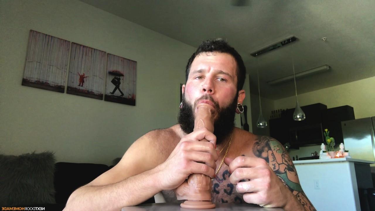 15P Étalon gay encré avec une barbe touffue, Johnny Hill se doigte et se gode le trou du cul