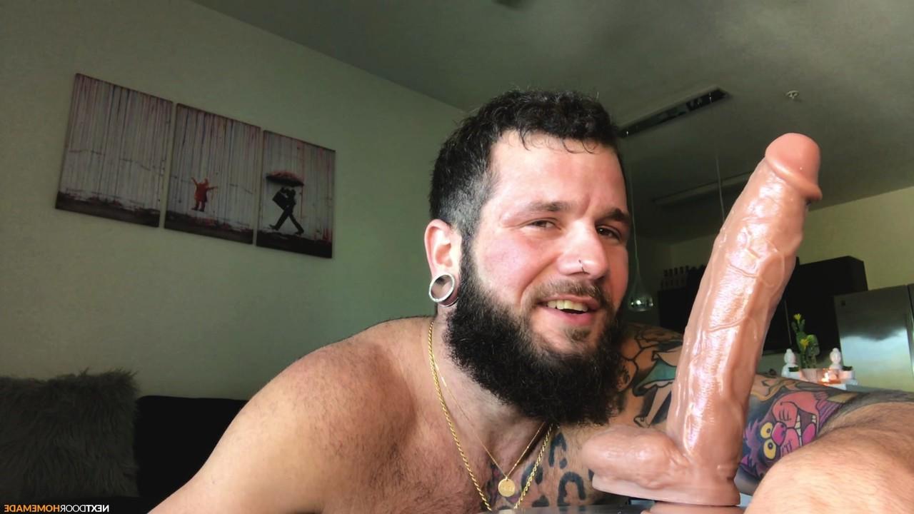 15P Étalon gay encré avec une barbe touffue, Johnny Hill se doigte et se gode le trou du cul
