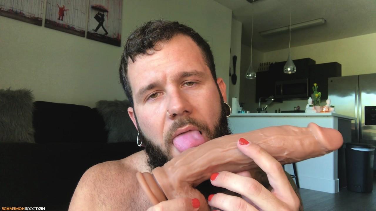 15P Étalon gay encré avec une barbe touffue, Johnny Hill se doigte et se gode le trou du cul