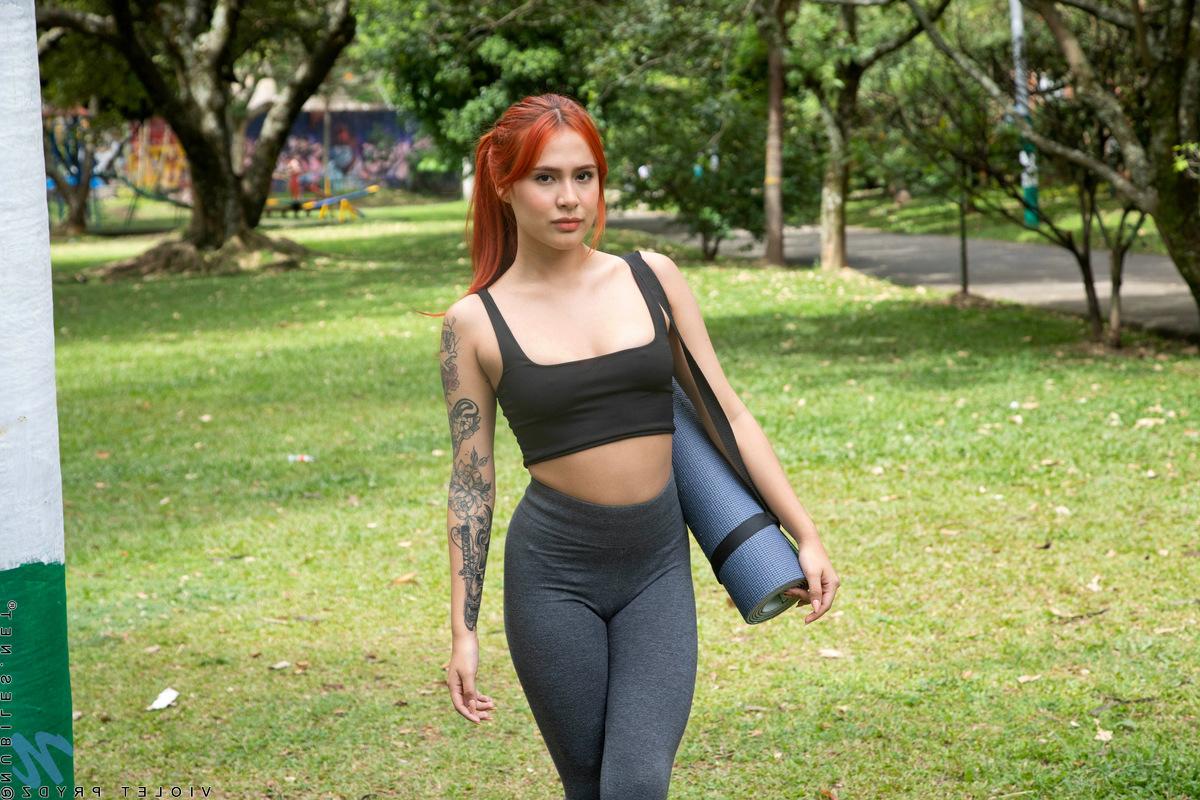 16P La chica caliente Violet Prydz muestra sus tetas en un parque antes de follarse los dedos en casa