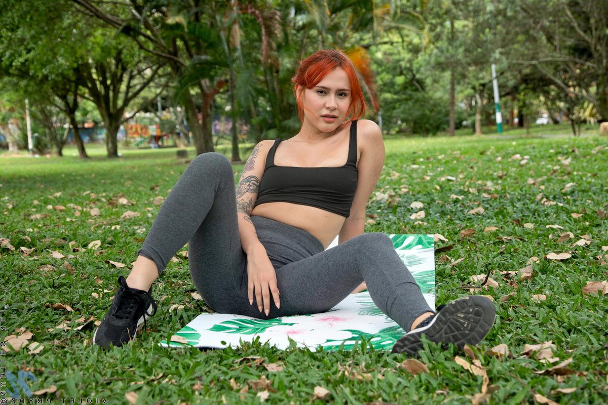 16P La chica caliente Violet Prydz muestra sus tetas en un parque antes de follarse los dedos en casa