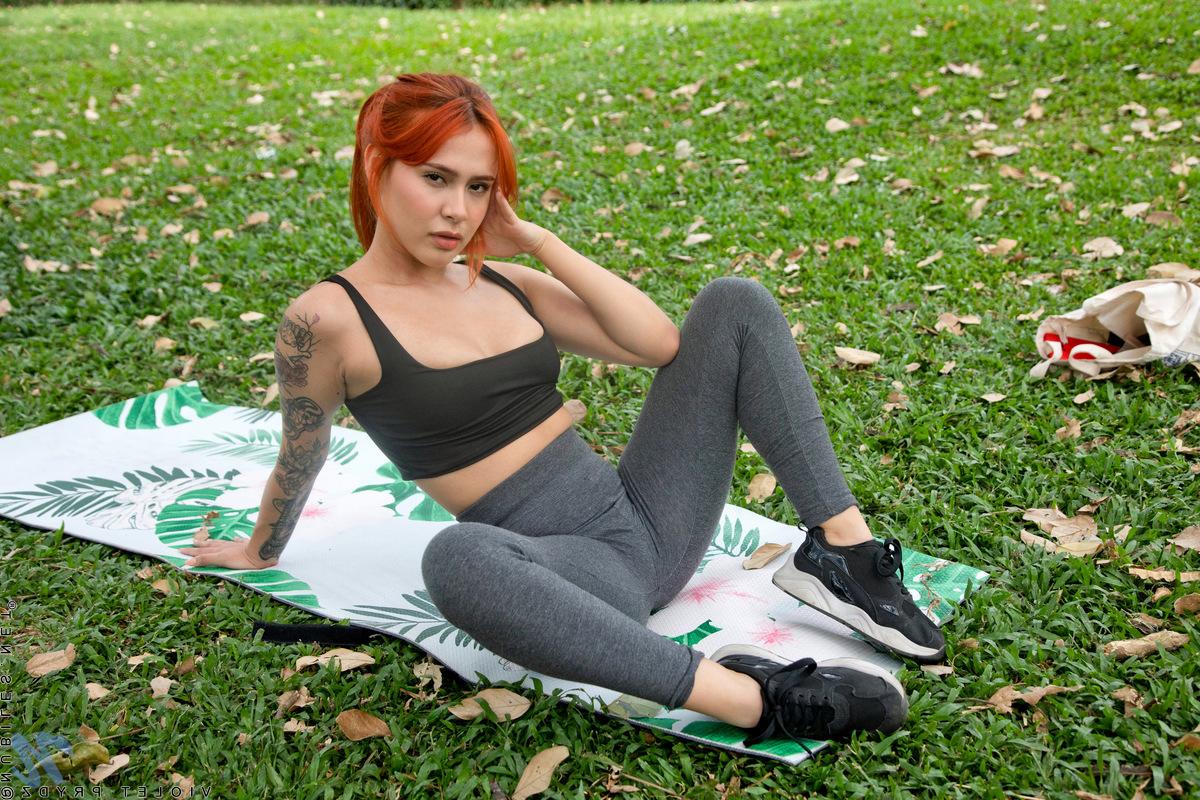 16P La chica caliente Violet Prydz muestra sus tetas en un parque antes de follarse los dedos en casa