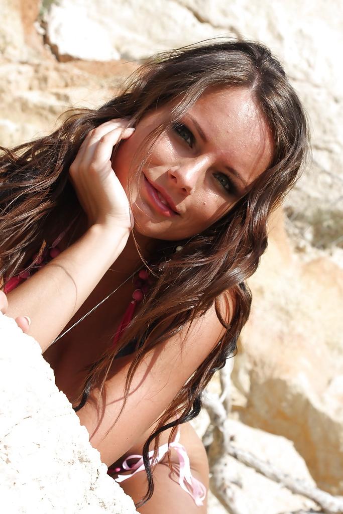 16P La star du porno Miluska pose en bikini rose et se déshabille.