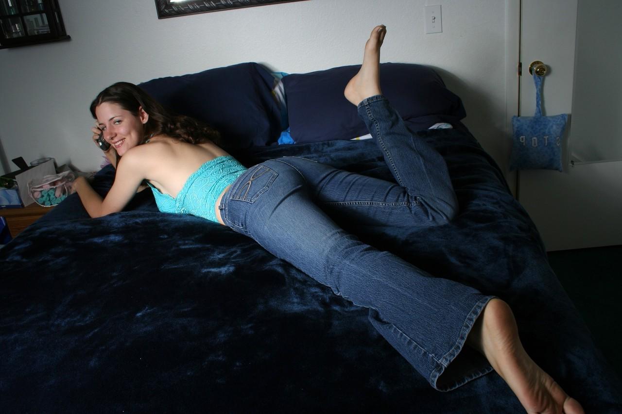 12P Amateur model Serenity Reese posing in her turquoise bra and tight jeans