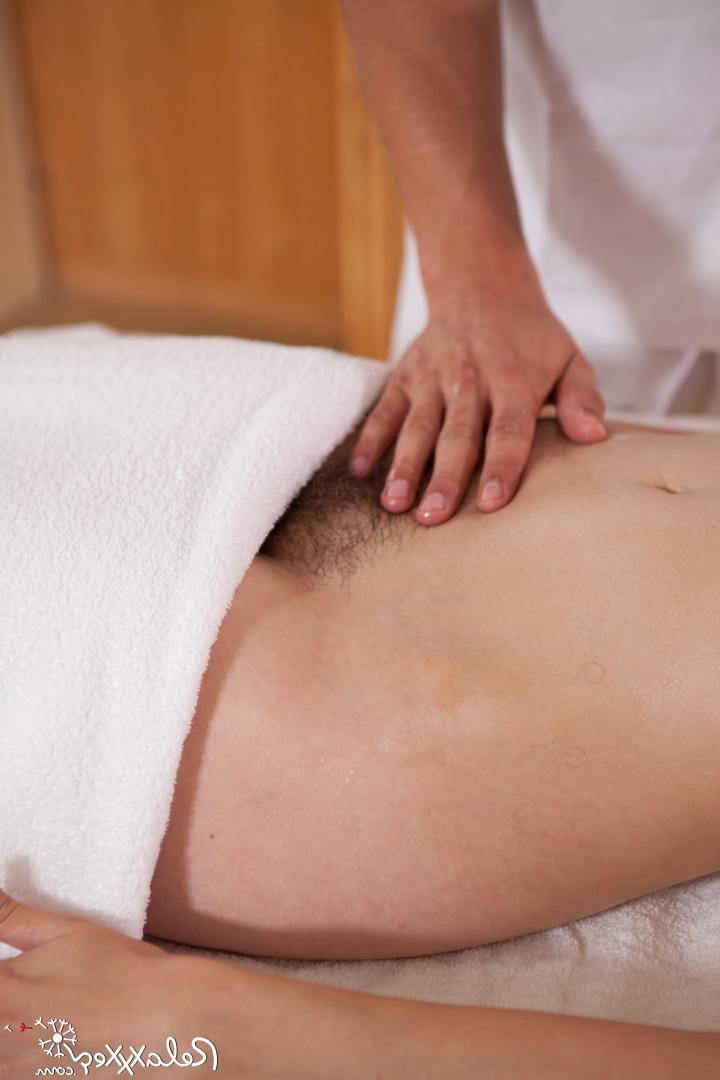 17P Linda morena Euro vibra seu clitóris e recebe sua buceta gozei na mesa de massagem